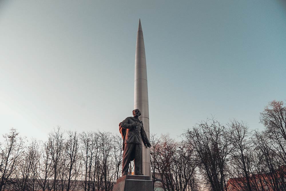 Калужане очень любят и уважают Циолковского. В его честь назван городской университет, одна из школ и аэропорт. Всего в городе четыре памятника ученому, в том числе и на его могиле