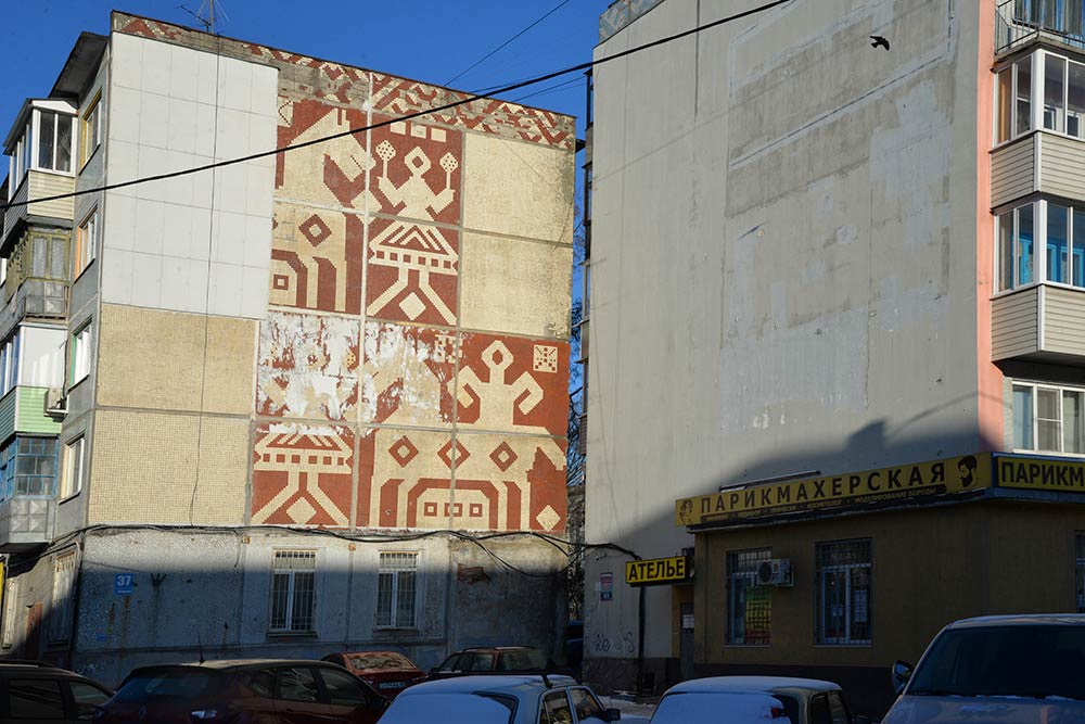 Фасады некоторых пятиэтажек украшают узоры в стиле традиционной калужской вышивки