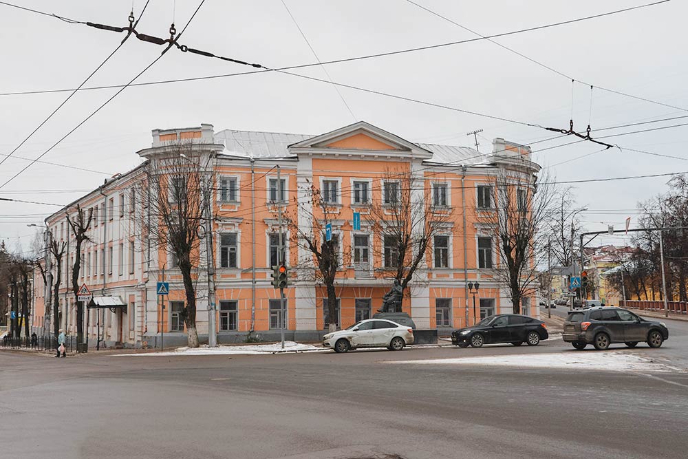 Иняз и истфак находятся в здании Николаевской гимназии, которое было построено в 1804 году