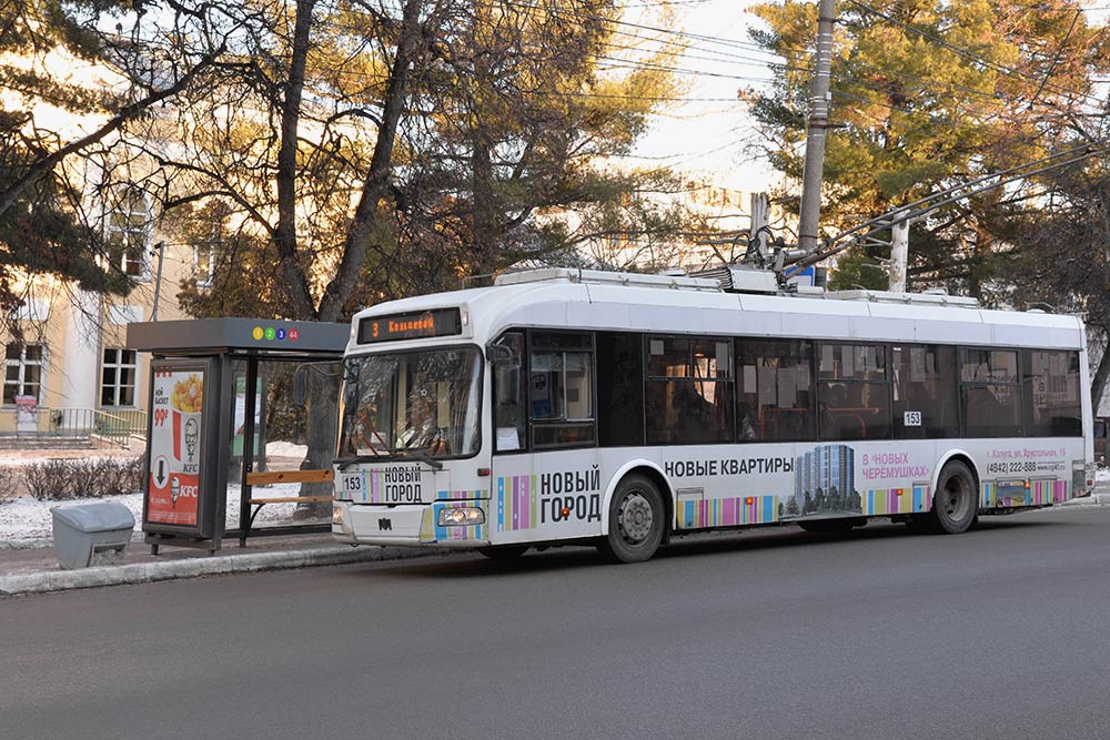 Большинство троллейбусов в Калуге новые, но иногда можно встретить раритеты с изящной ржавчиной на дверях