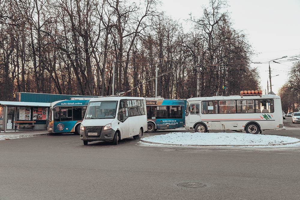 Все виды калужского общественного транспорта в сборе: троллейбус, маршрутка и пазик