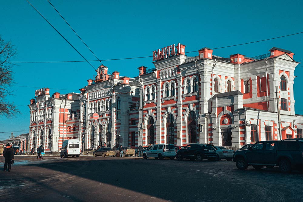 Вокзал Калуга⁠-⁠1 был открыт в 1874 году, с тех пор его внешний вид совсем не изменился. Ежедневно от него отправляется восемь электричек до Киевского вокзала в Москве