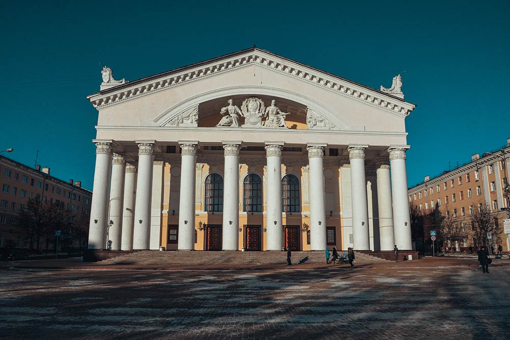 Датой рождения драмтеатра считают 19 января 1777 года. В 1941 году, во время оккупации, театр разрушили, а в 1958 было построено новое здание в духе сталинского ампира