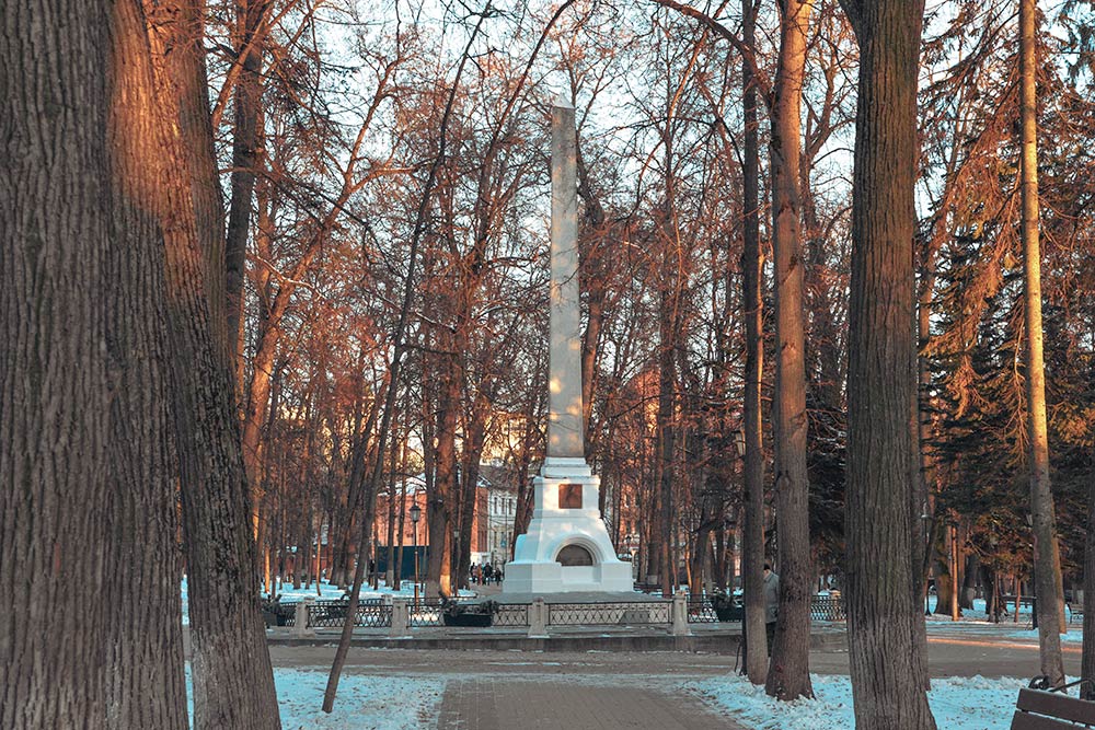 Рядом с музеем есть небольшой парк. В его глубине стоит красивый белый обелиск — он установлен на могиле Константина Циолковского