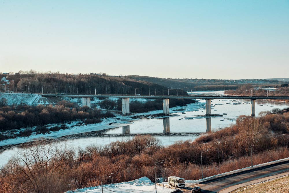 С обзорной площадки городского парка открывается красивый вид на Оку и Гагаринский мост. В этом году зима теплая, поэтому река не замерзла