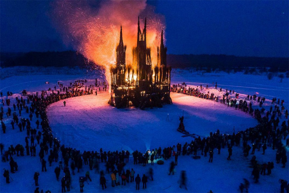 На Масленицу в 2018 году организаторы сожгли огромный готический собор из соломы, что вызвало шквал негодования в соцсетях. Фото: Никола-Ленивец
