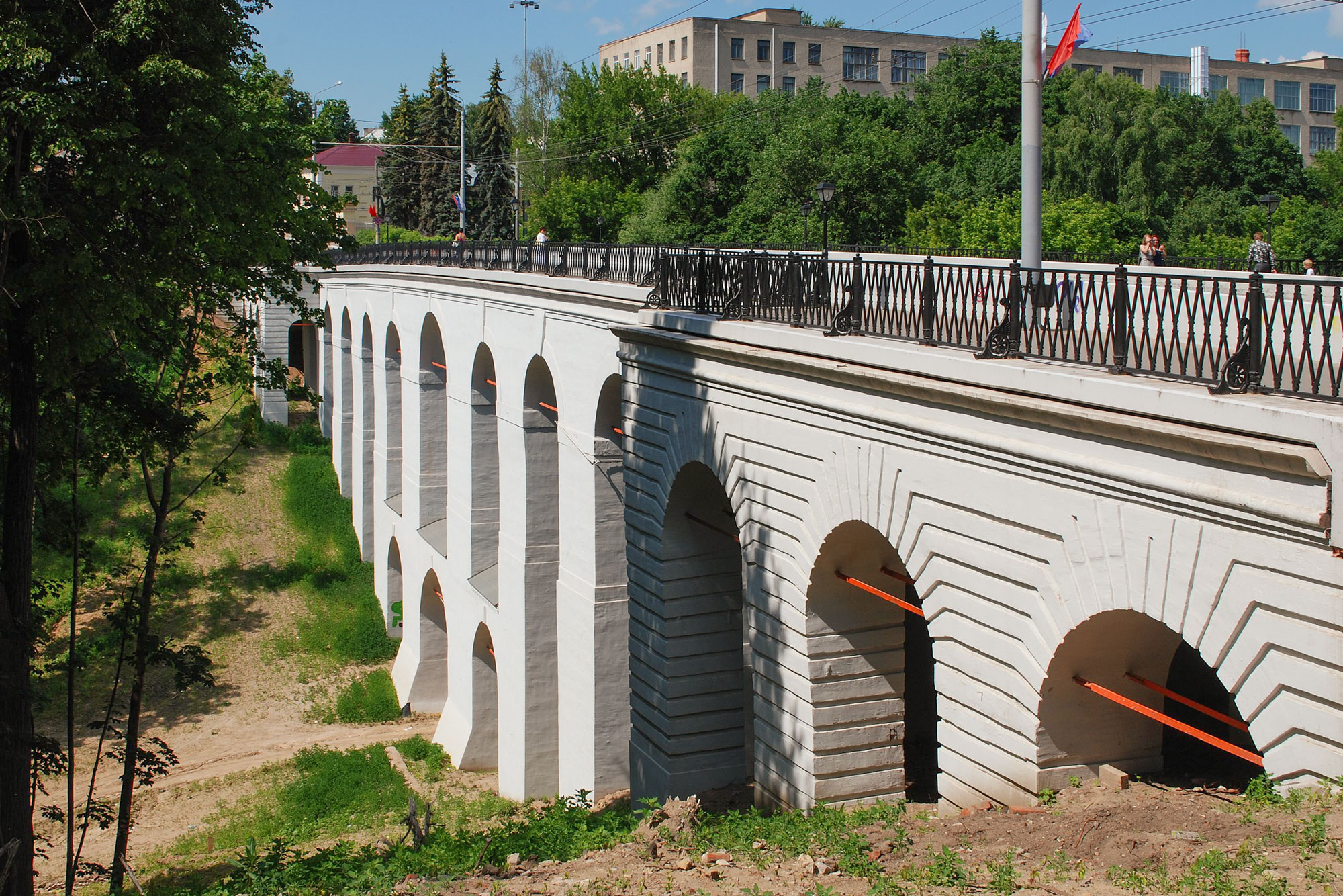 Местные власти собираются обустроить территорию под мостом, но пока это только планы на бумаге. Фото: Сержант Пеппер / Wikimedia Commons