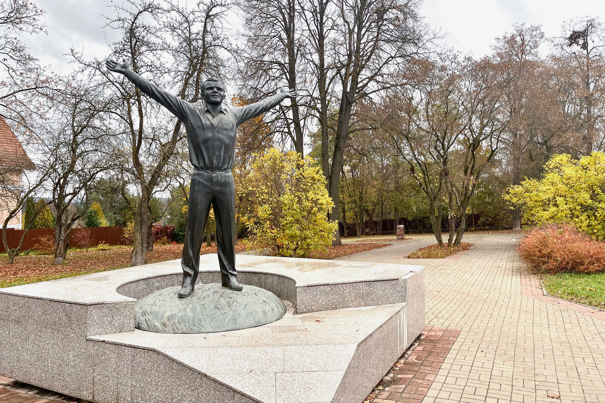 Напротив главного входа в музей расположена скульптура счастливого Гагарина