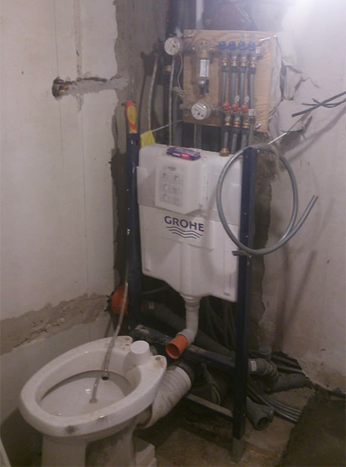 Установка системы инсталляции Grohe для подвесного унитаза в ванной