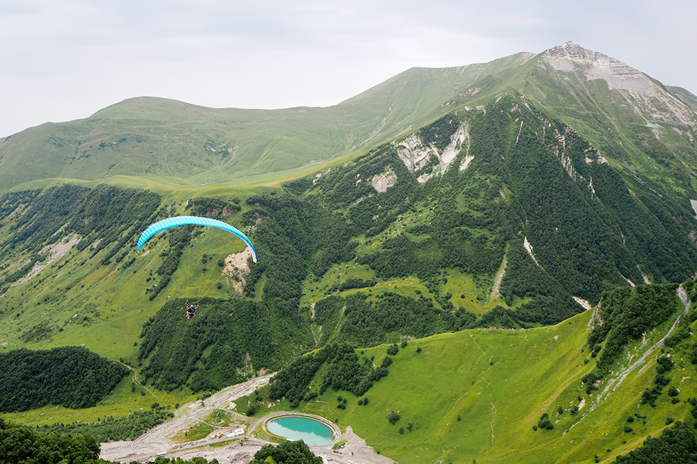 Вид с самой высокой точки Военно-Грузинской дороги на Крестовом перевале — 2379 м. Желающие могут полетать на параплане с инструктором