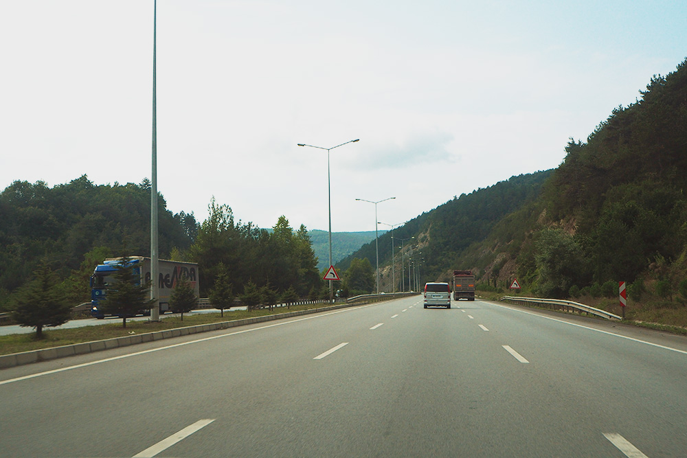 Типичная автомобильная дорога в Турции. Двухполосные участки можно встретить разве что между соседними селами, при этом качество асфальта сравнимо с федеральными трассами в России