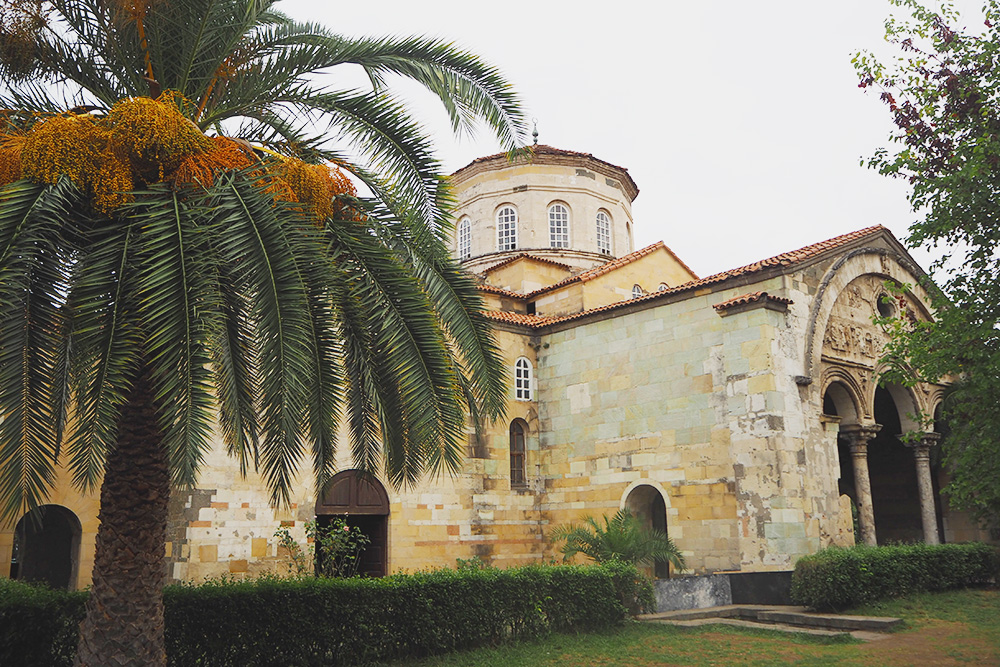 Собор Айя⁠-⁠София — главная достопримечательность Трабзона. Этот христианский храм с уникальными фресками, построенный в 13 веке, сейчас действует как мечеть и музей. К сожалению, мы приехали поздно — музей был закрыт