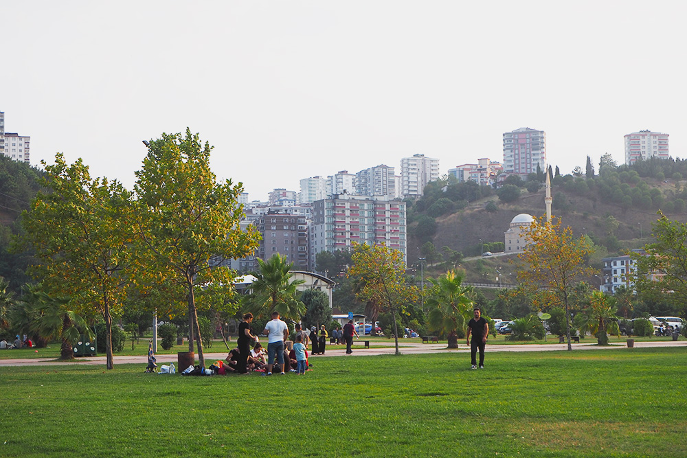 В турецких городах очень много парков и зеленых зон. В них всегда полно людей. Например, в Самсуне в 7 вечера несколько поколений большой семьи вышли жарить кебабы, играть в мяч и пить чай из самовара