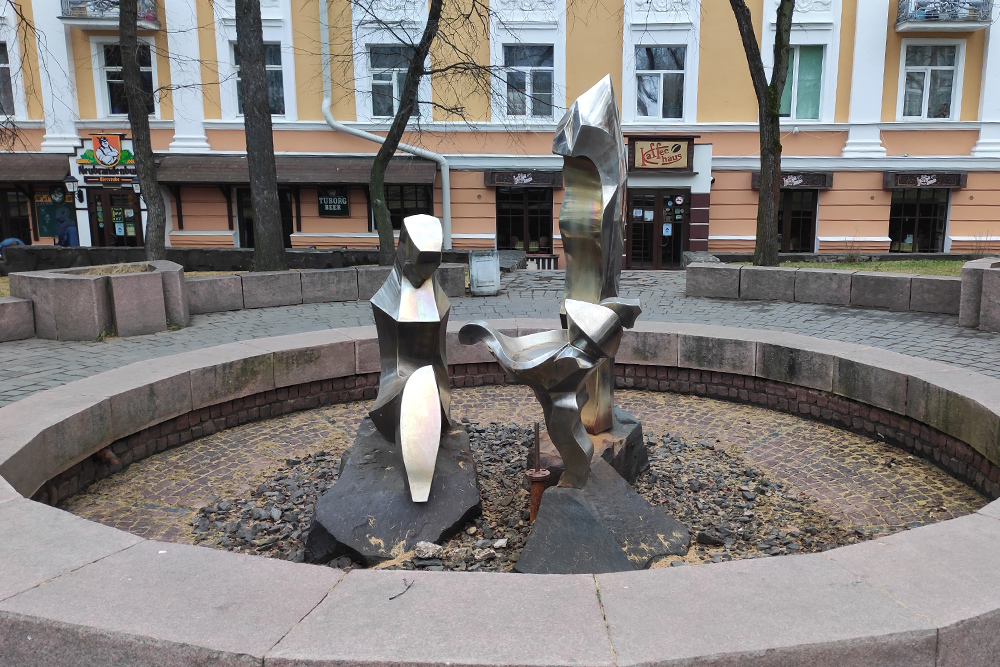 В этом фонтане на проспекте Ленина в Петрозаводске каждый турист видит что⁠-⁠то свое, а называется он «Солдат, женщина и ребенок»