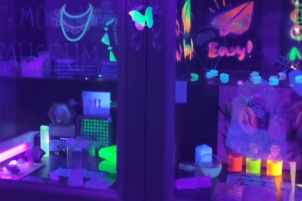 Эта витрина в музее посвящена предметам, которые светятся в ультрафиолете