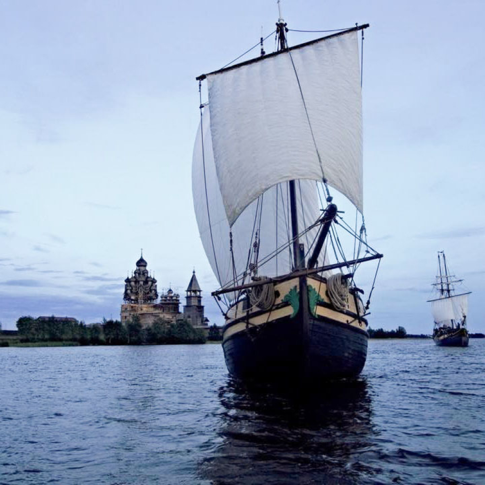 Летом на острове проходит «Кижская регата» — первый в России фестиваль традиционного судостроения и судоходства. Источник: vk.com