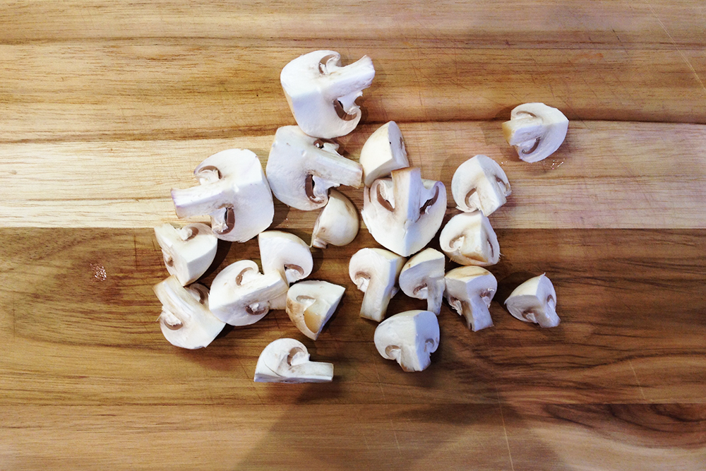 Режьте грибы крупно: они ужарятся в 4—5 раз