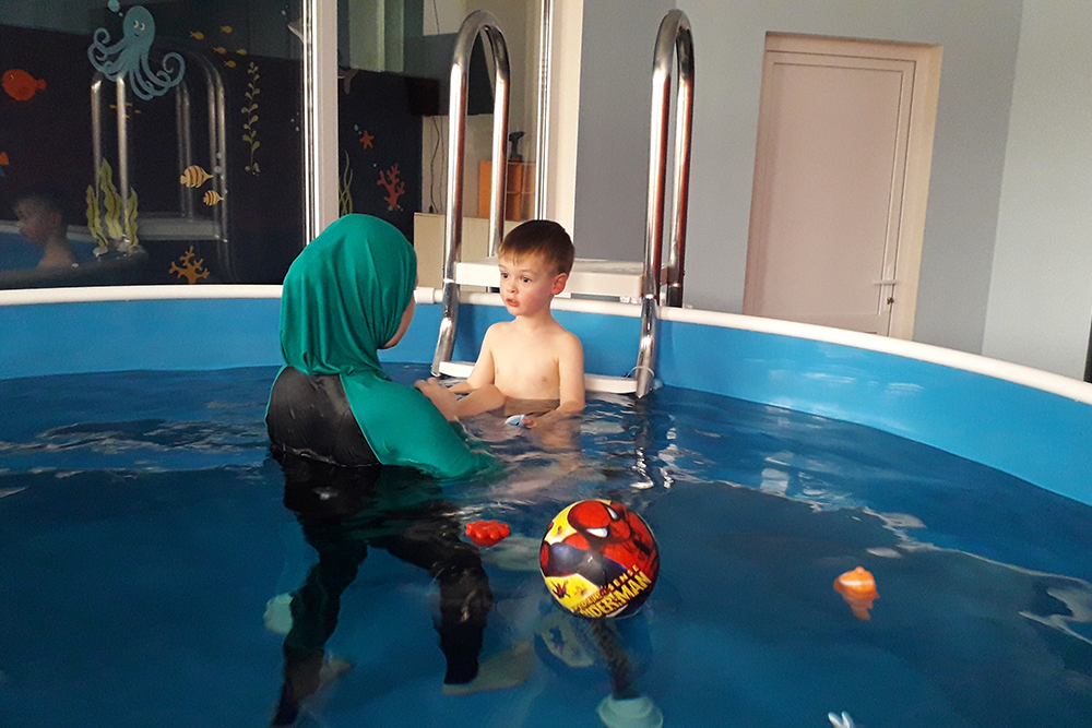 Занятия для малышей сначала проходят в маленьком бассейне