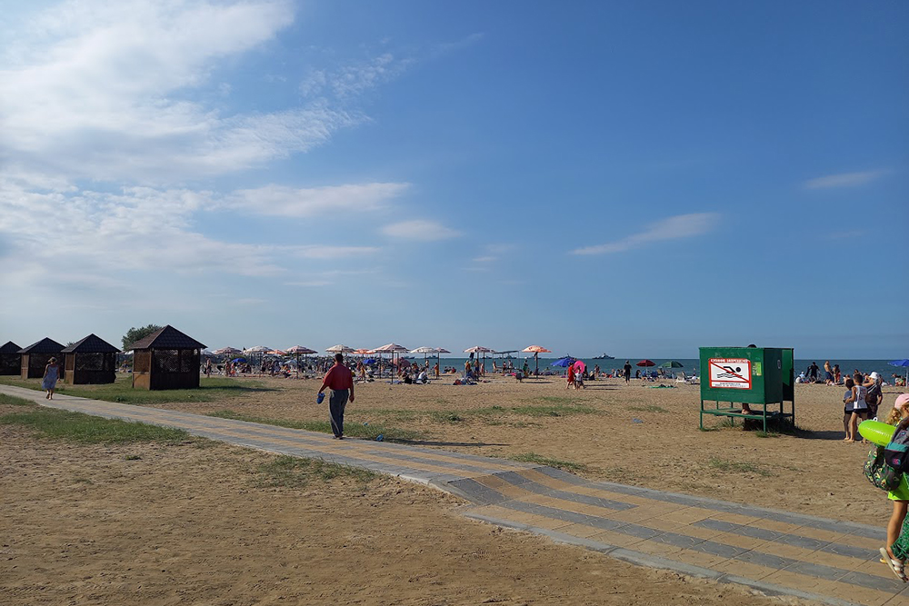 Пляж в Каспийске в июле 2022 года