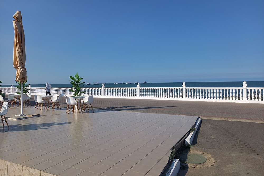 На набережной можно выпить чашку чая или кофе с видом на море