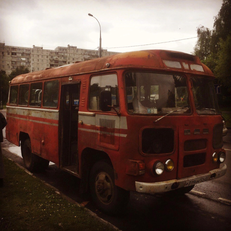 Автобус, на котором мы хотели добраться из России в Казахстан с реквизитом. Транспорт рушился на глазах. Источник: сообщество CarpeDiemFilm во «Вконтакте»