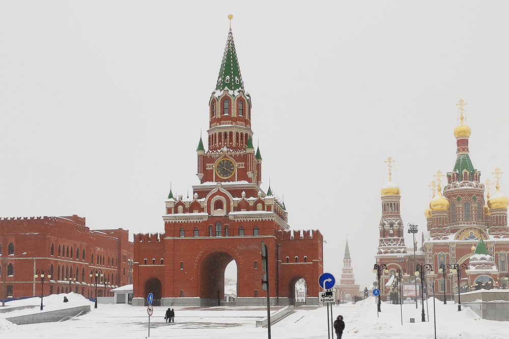 Башня и храм похожи на московские. Дети даже удивились, что их построили совсем в другом городе