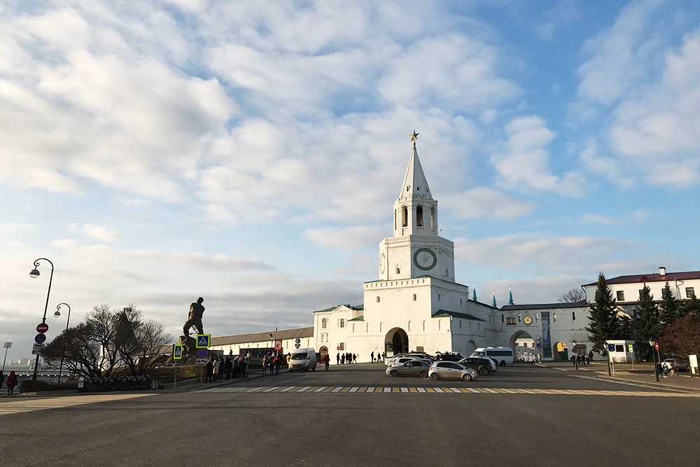 Посередине стоит Спасская башня — главная проездная башня Казанского кремля. Слева виден памятник поэту-патриоту Мусе Джалилю, казненному фашистами в 1944 году