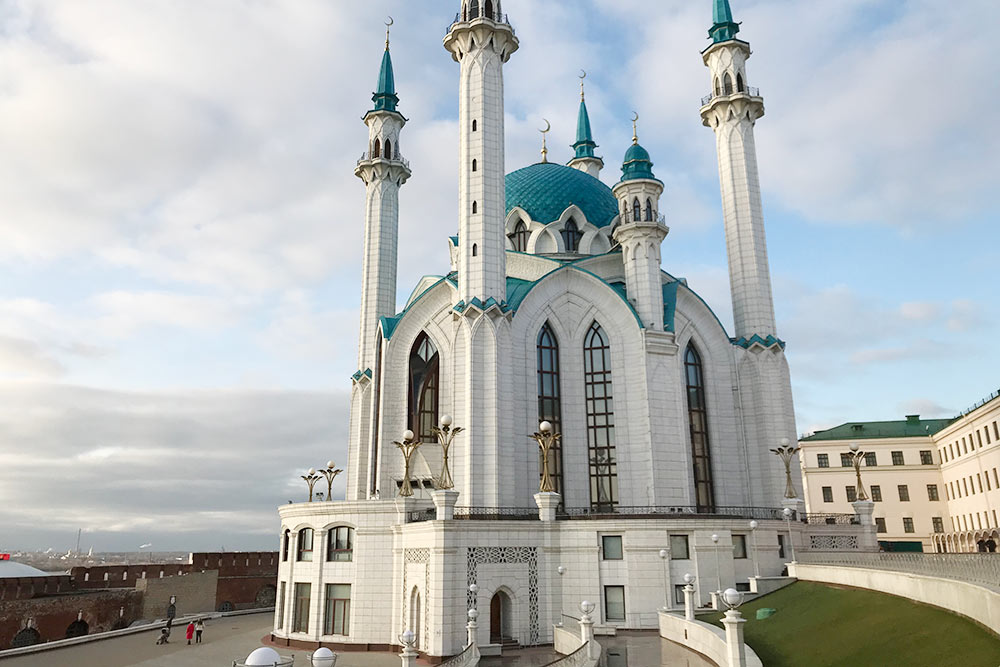 Кул-Шариф — самая молодая достопримечательность на территории кремля: ее открыли в 2005 году. Площадь перед мечетью вмещает 10 тысяч человек