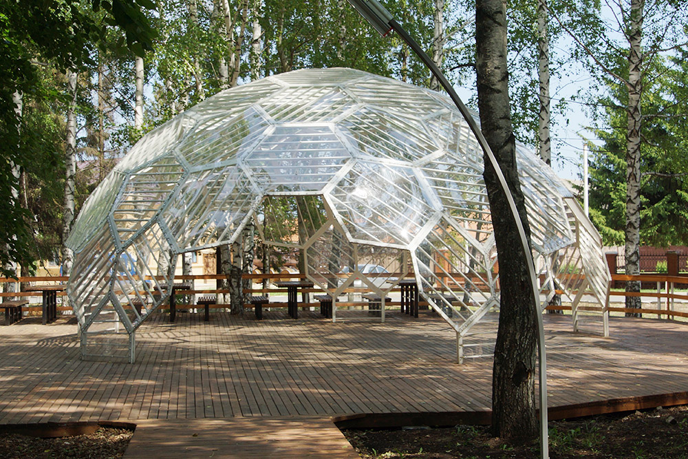 В Ленинском парке построена интересная купольная конструкция. Но она плохо сочетается с атмосферой старинного уездного городка