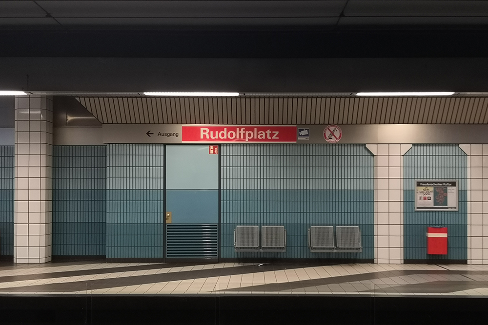 После парижского метро станции в Кельне кажутся мне довольно чистыми