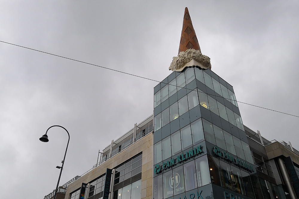 Крупный торговый центр Neumarkt Galerie с мороженкой на крыше