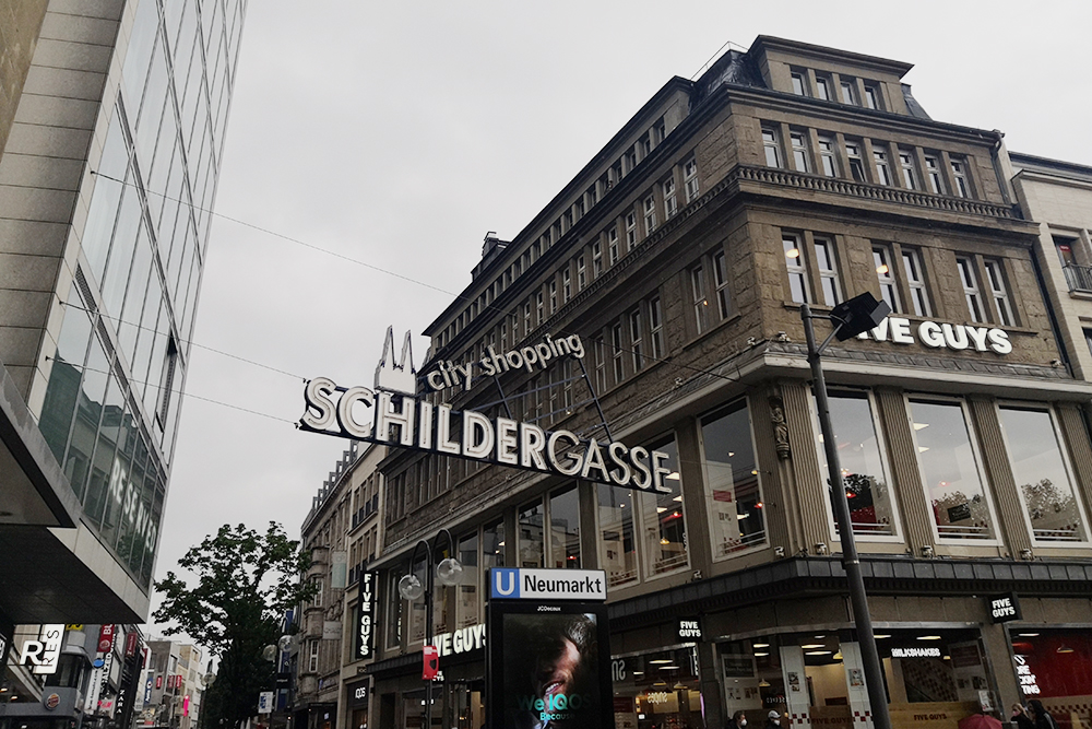 Это Schildergasse — тоже одна из центральных улочек для шопинга
