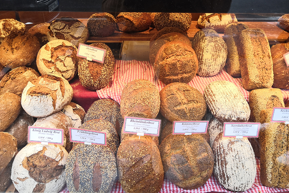 Прилавок с хлебом в пекарне Bäckerei Balkhausen