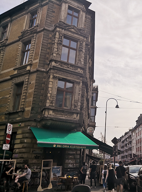 Вид на улицу Zülpicher Strasse, слева — бар Bei Oma Kleinmann