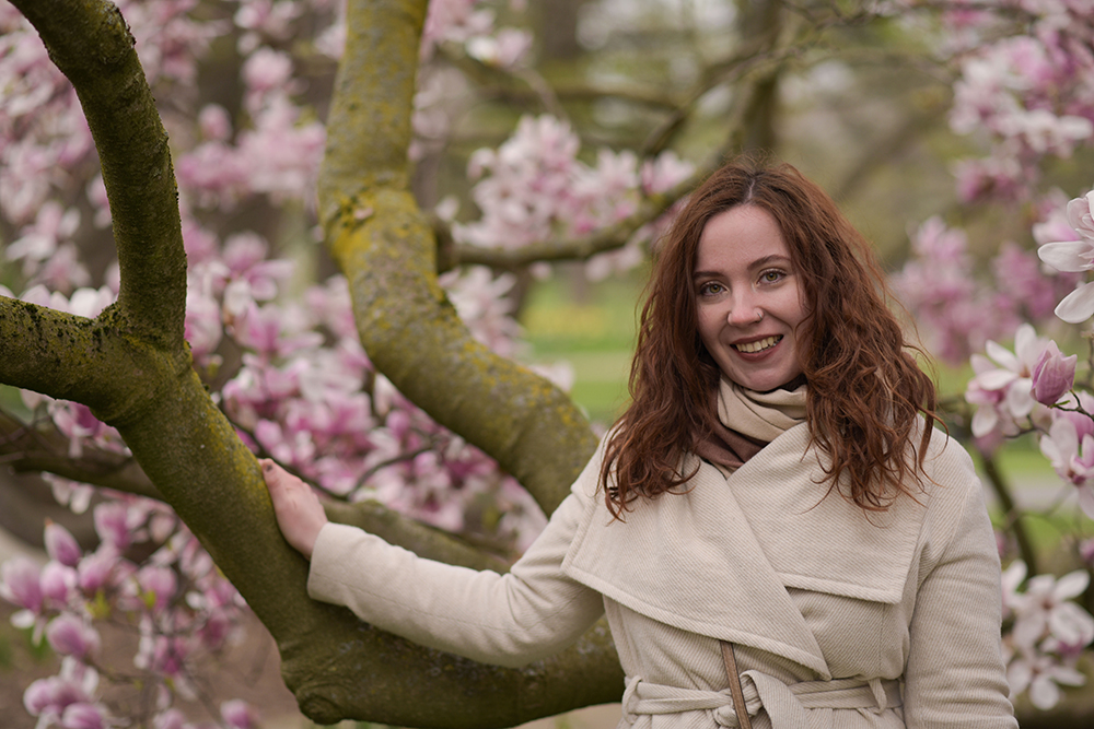 На фоне цветущей магнолии в Рейнском парке. Магнолии цветут в марте, советую сходить туда в это время