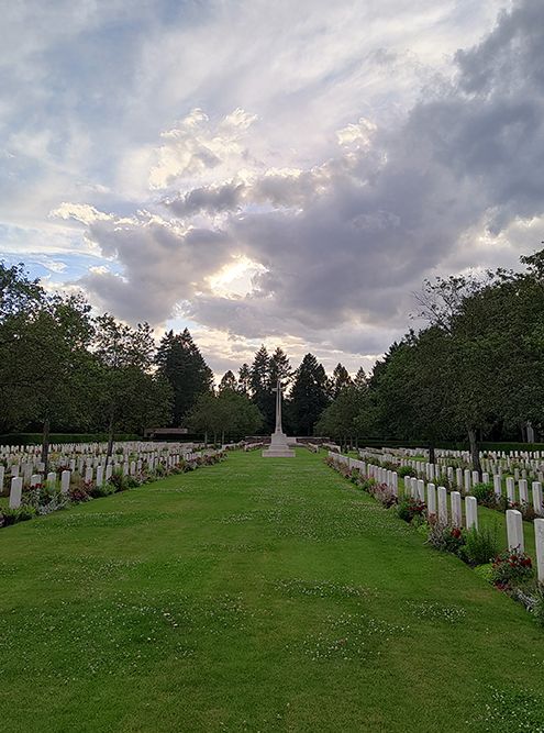 А это английское военное кладбище, за ним ухаживают английские садовники