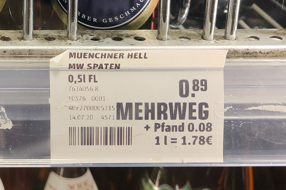 На ценниках напитков всегда указана цена депозита за бутылку. Здесь это 0,08 € (6 ₽)