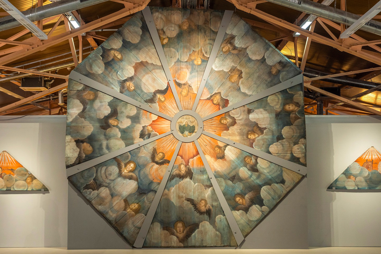 Из-за многолетнего ухода изображения на «Небе» часовни Тихвинской иконы Божией Матери выглядят размытыми и словно светящимися. © пресс-служба музея-заповедника «Царицыно»