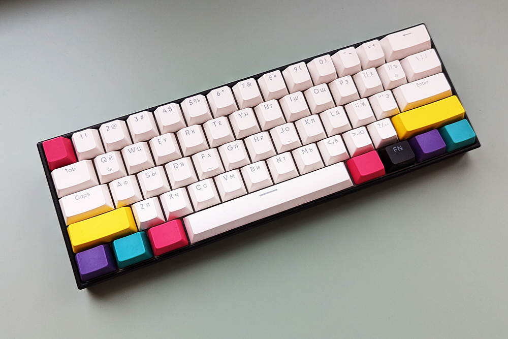 Anne Pro2 выпускается в белом и черном цветах, в комплекте всегда есть набор дополнительных цветных клавиш
