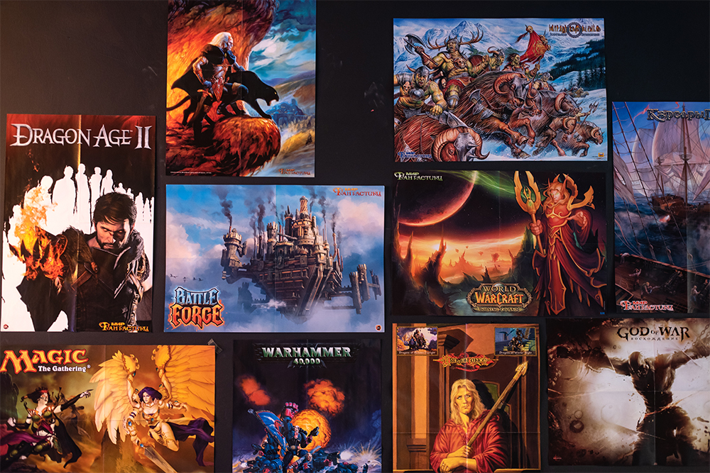 Некоторые игры с постеров, например Dragon Age II, вышли уже в 2010⁠-⁠х. Но атмосфере это не мешает