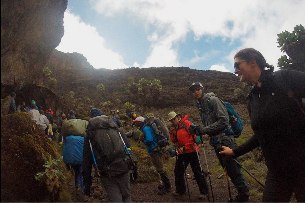 Даже на Килиманджаро можно попасть в пробку. Наша группа ждет своей очереди, чтобы вскарабкаться на утес