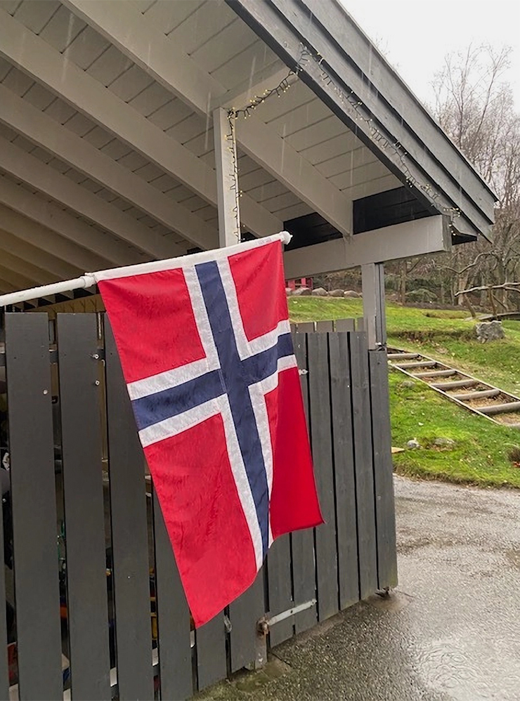 Если у кого-то в группе день рождения, перед входом в группу вывешивают норвежский флаг