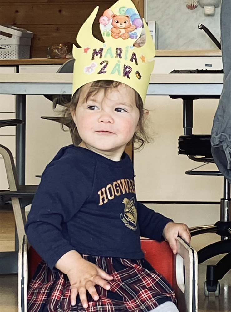 Так дочка праздновала в садике двухлетие — с короной на голове