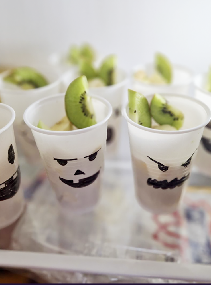 Фруктами в таких забавных стаканчиках малышей угощали на Хеллоуин