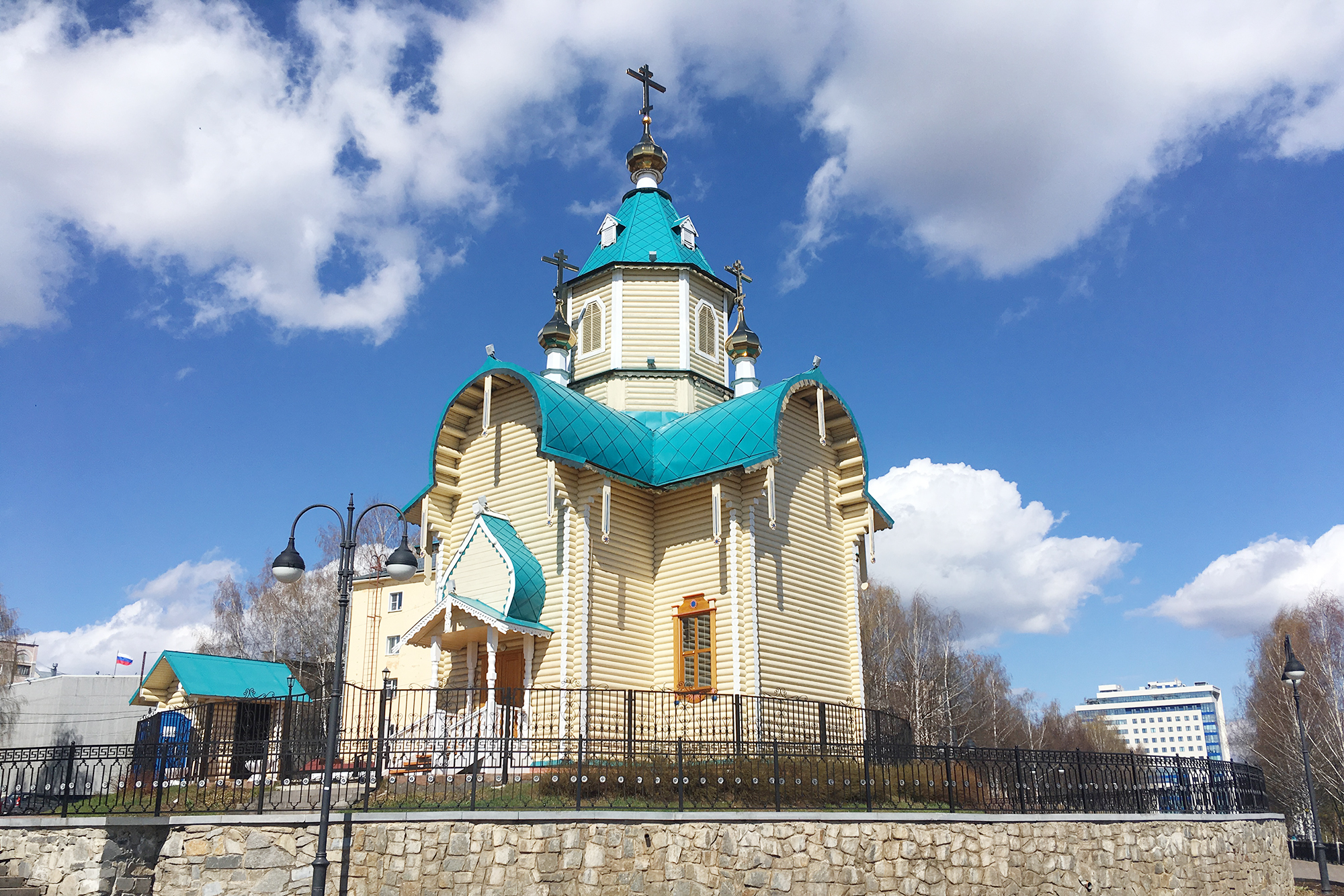 Каменную церковь Феодоровской иконы Божией Матери построили в 1914 по проекту архитектора Ивана Чарушина и разрушили в 1962 году. Объект решили восстановить в 2007. Но из⁠-⁠за слабого грунта возвели небольшой деревянный храм