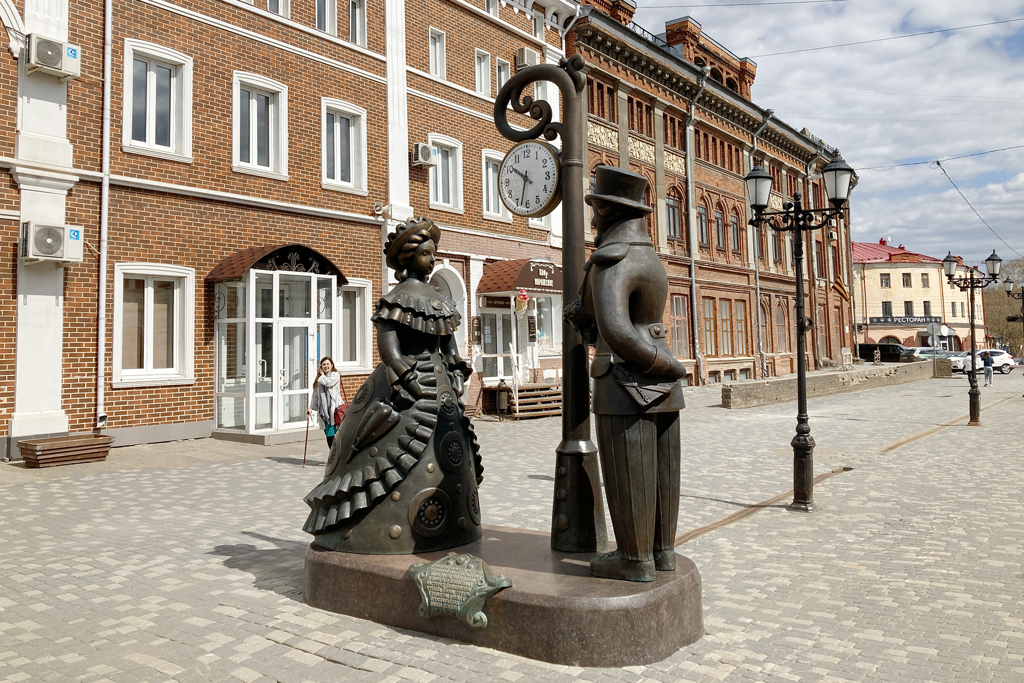 Рядом с музеями установили скульптуру «Свидание барышни и кавалера» в дымковском стиле. Часы на ней бьют каждый час
