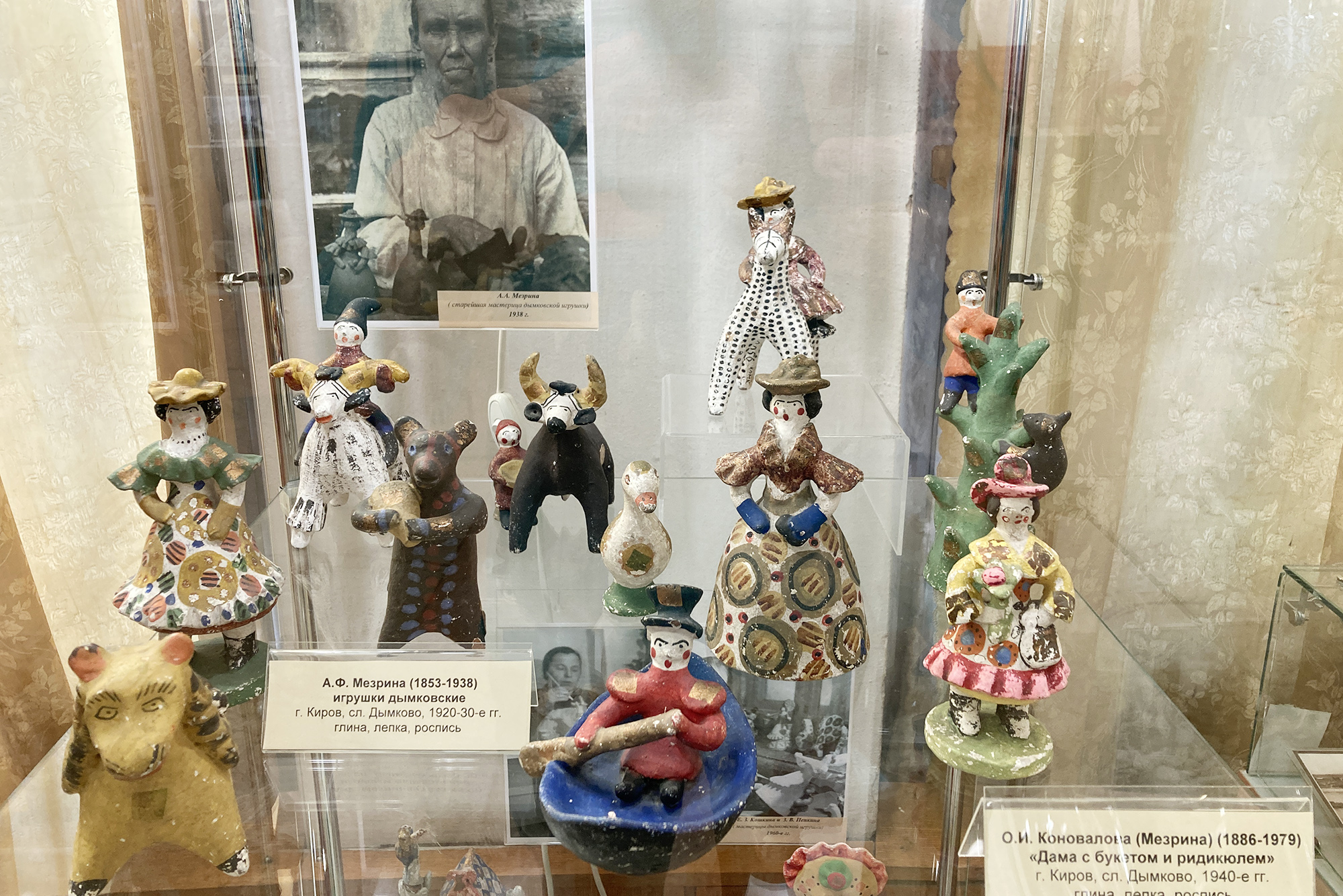 В начале 20 века игрушки выглядели блекло из⁠-⁠за отсутствия ярких красок. Это фото из музея-диорамы