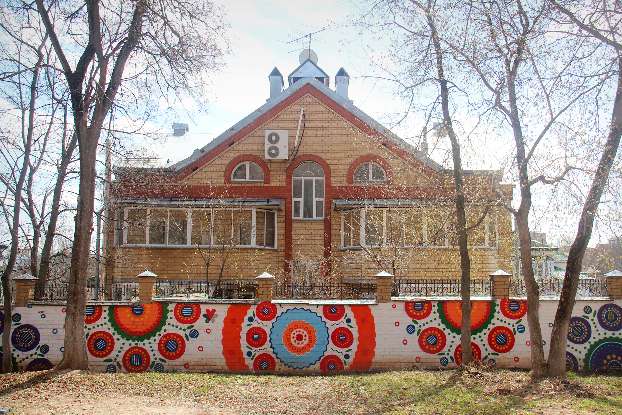 Дымковским орнаментом в Кирове часто украшают фасады зданий и заборы