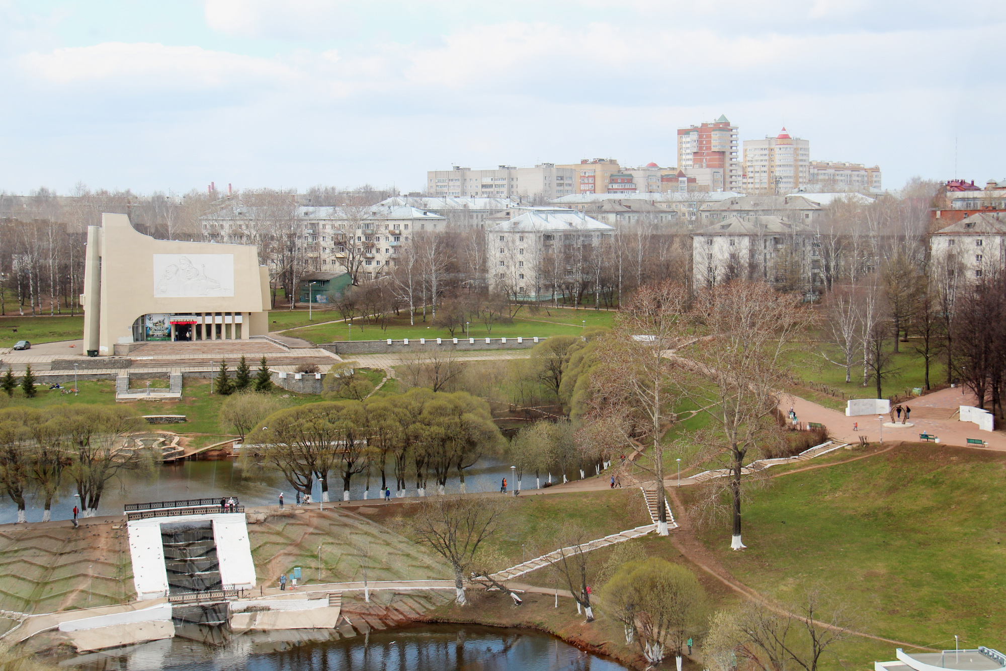 Вид с колеса на парк, музей-диораму, пруды и искусственный водопад между ними