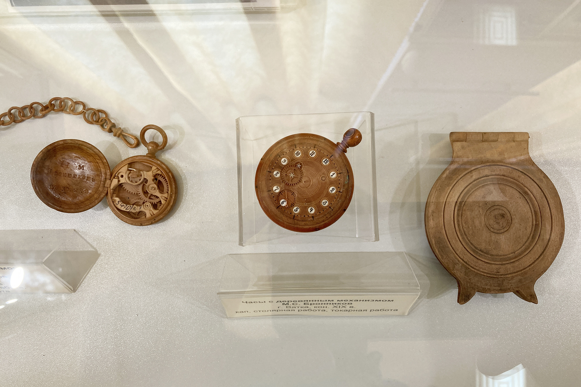 В музее хранятся часы с деревянным механизмом мастера Семена Бронникова. В описании сказано, что в 2001 году на аукционе в Женеве похожие продали за 34 500 CHF (2 579 077 ₽)